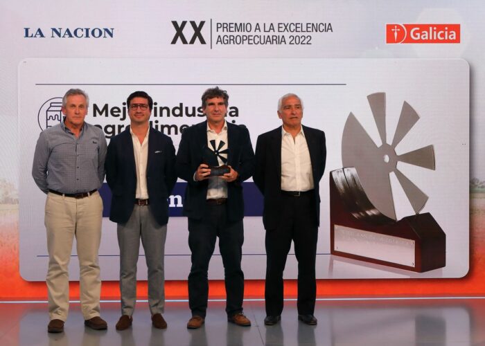 MEJOR INDUSTRIA AGROALIMENTARIA , acompañante ,Iván Ordóñez (Director del Posgrado en Desarrollo y Gestión de Agtechs UCEMA), Pablo Tamburo (Argensun, CEO) y Acompañante