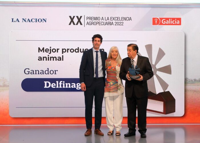 MEJOR PRODUCCIÓN ANIMAL, Agustín Bergés (LANACION), acompañante (Delfinagro) y Alberto Guil (Delfinagro, Presidente)